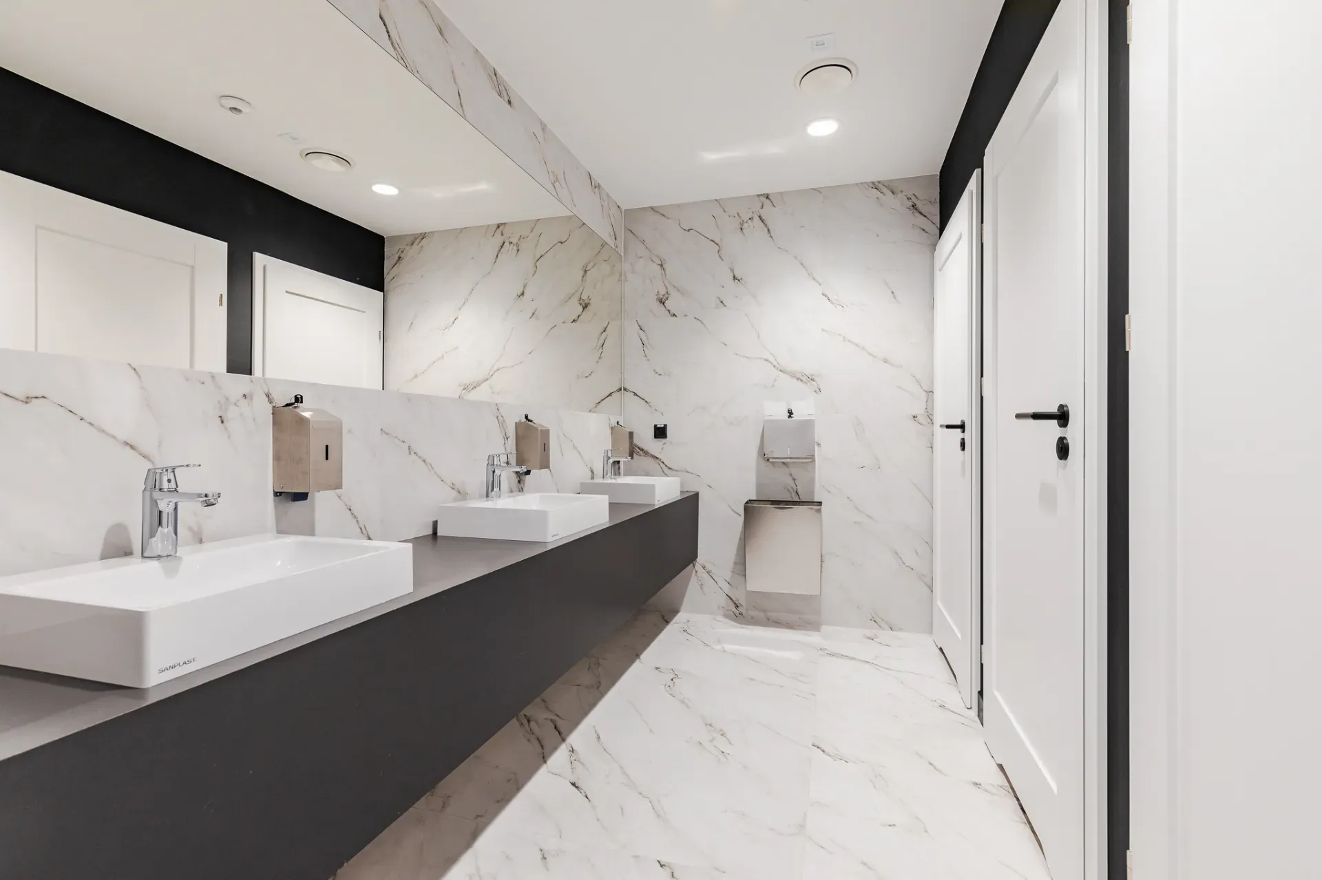 Lokal komercyjny 105 m² · Warszawa — zdjęcie 2