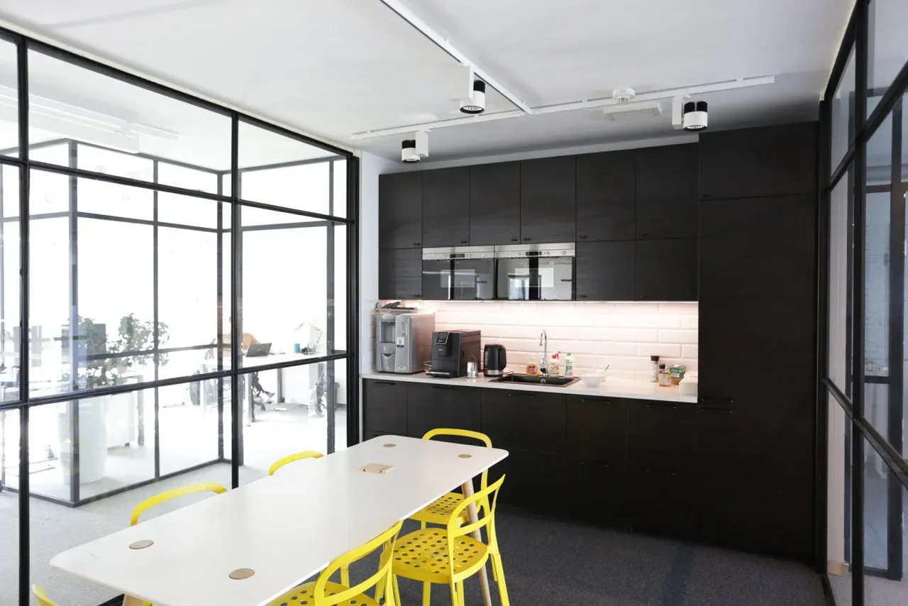 Lokal komercyjny 200 m² · Warszawa — zdjęcie 1