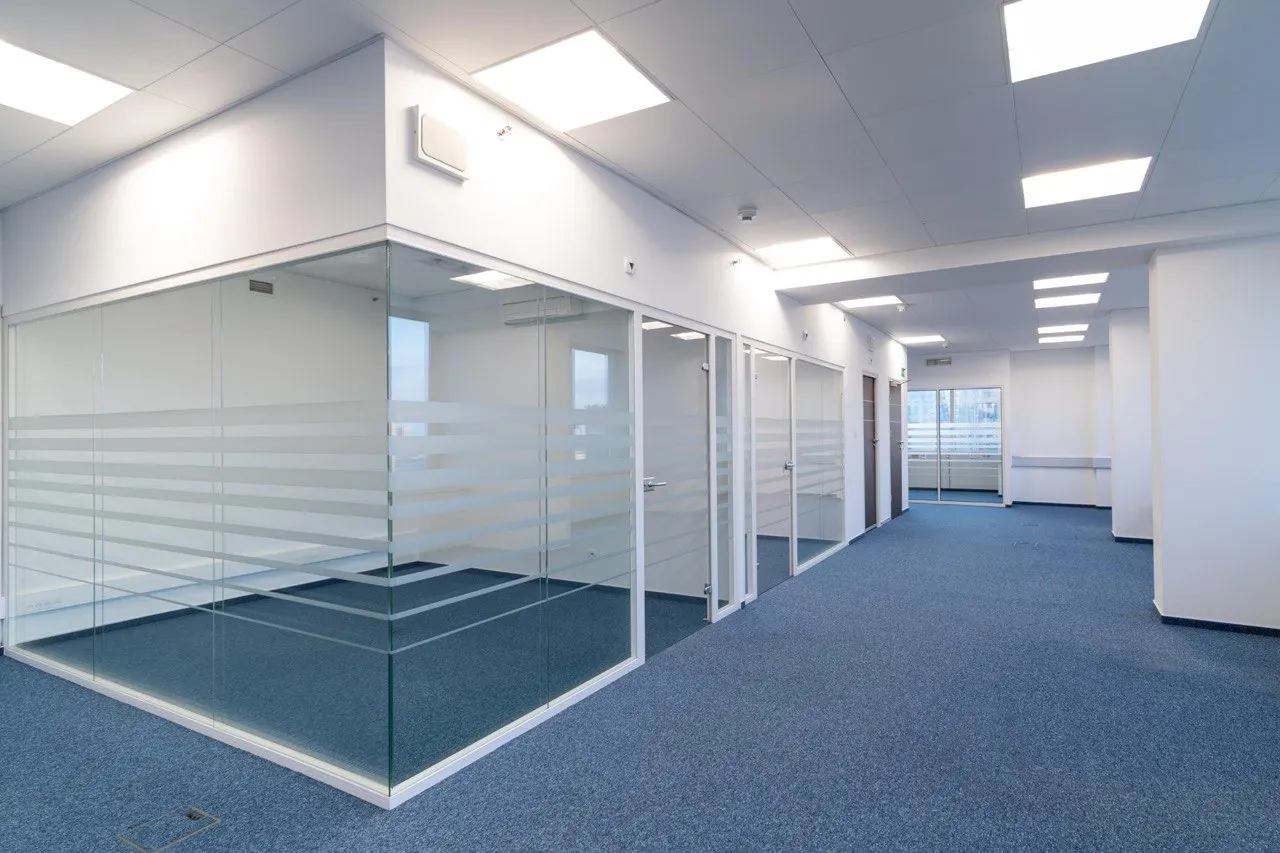 Lokal komercyjny 240 m² · Warszawa — zdjęcie 2