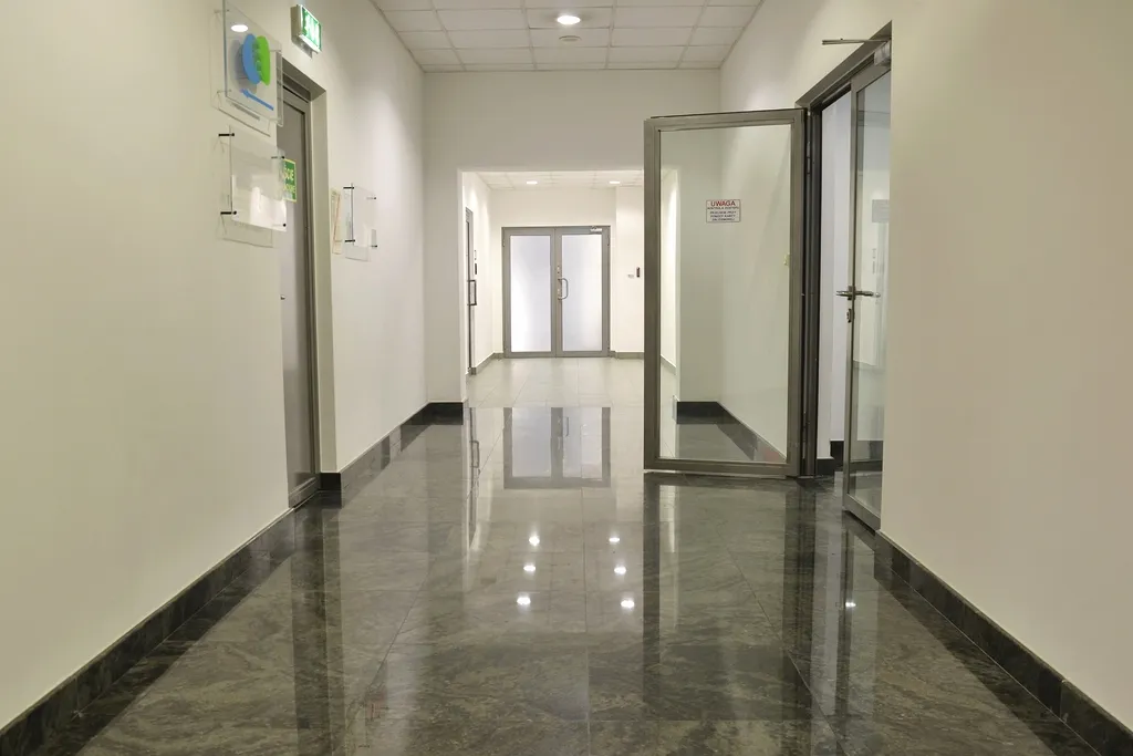 Lokal komercyjny 1400 m² · Warszawa — zdjęcie 2